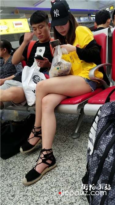 4k超清，候车室内的极品美腿气质美女，有点容祖儿的感觉