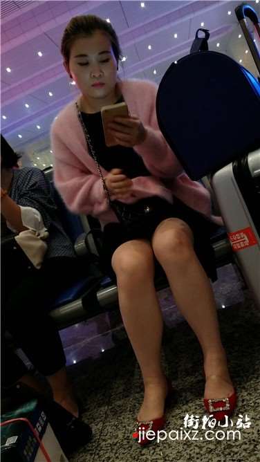 4k超清，高铁站候车室拍摄粉衣性感美腿肉肉的美女