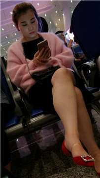 4k超清，高铁站候车室拍摄粉衣性感美腿肉肉的美女
