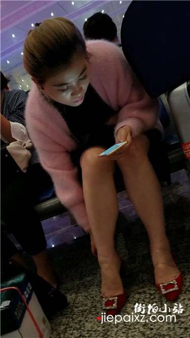 4k超清，高铁站候车室拍摄粉衣性感美腿肉肉的美女