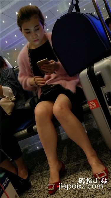 4k超清，高铁站候车室拍摄粉衣性感美腿肉肉的美女