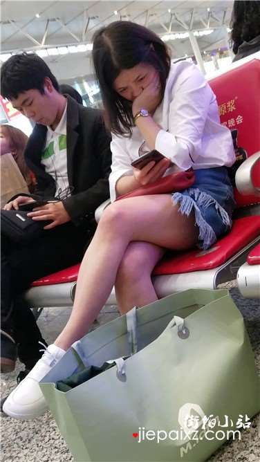4k超清，性感的白皙美腿美女，撑着腮玩手机真入迷。