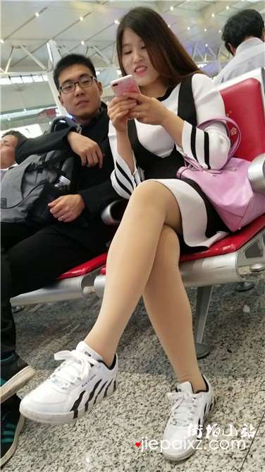 4k超清，极品肉色丝袜运动鞋美女，只顾玩手机都不理男朋...