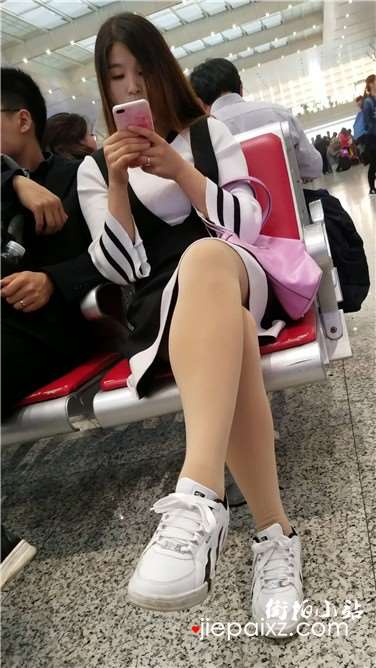 4k超清，极品肉色丝袜运动鞋美女，只顾玩手机都不理男朋...