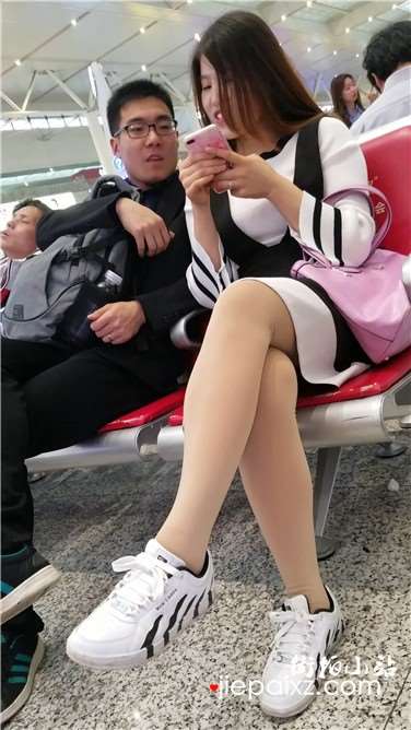 4k超清，极品肉色丝袜运动鞋美女，只顾玩手机都不理男朋...