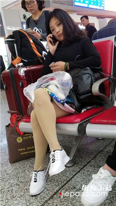 4k超清，性感玉腿肉丝袜白色运动鞋美眉