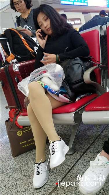 4k超清，性感玉腿肉丝袜白色运动鞋美眉