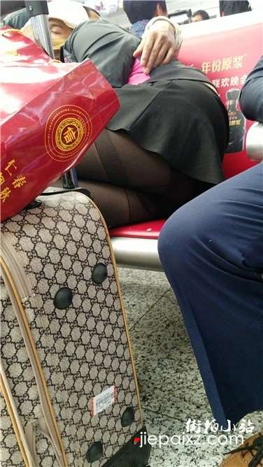 4k超清，黑丝肥妹昨晚战斗激烈，白天扑到男友怀里睡着了