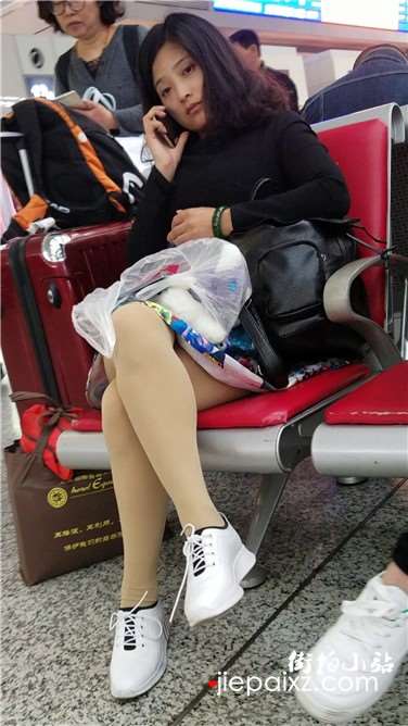 4k超清，性感玉腿肉丝袜白色运动鞋美眉