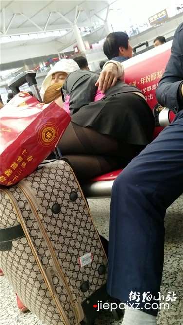 4k超清，黑丝肥妹昨晚战斗激烈，白天扑到男友怀里睡着了