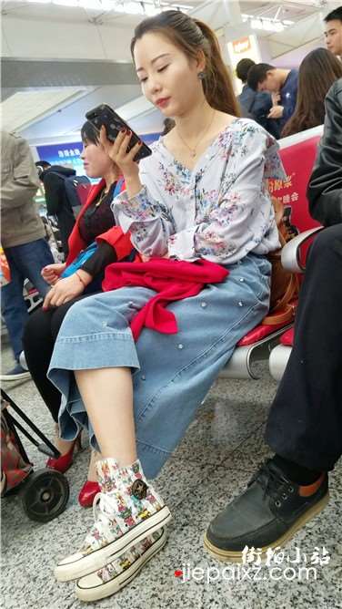 4k超清，高铁站候车室偶遇超高颜值清纯美女，简直赏心悦目