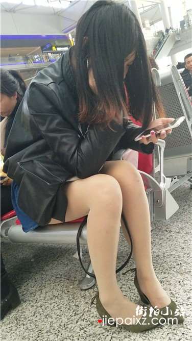 4k超清，肉丝袜丰腴肉肉的美女，眼睛近视手机都快贴脸上了