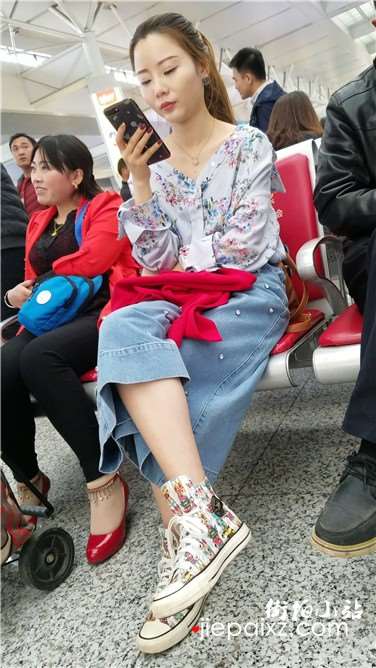 4k超清，高铁站候车室偶遇超高颜值清纯美女，简直赏心悦目