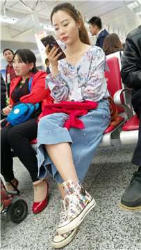 4k超清，高铁站候车室偶遇超高颜值清纯美女，简直赏心悦目