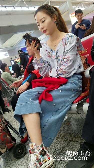4k超清，高铁站候车室偶遇超高颜值清纯美女，简直赏心悦目