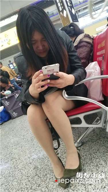 4k超清，肉丝袜丰腴肉肉的美女，眼睛近视手机都快贴脸上了