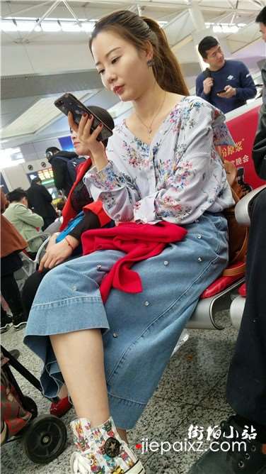 4k超清，高铁站候车室偶遇超高颜值清纯美女，简直赏心悦目