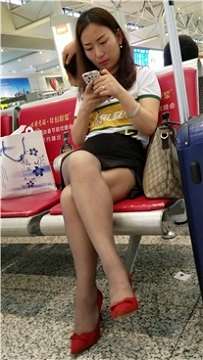 高铁站候车室拍摄极品红高跟美女