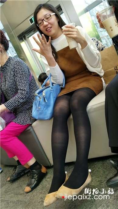 4k-甜美可爱萌妹子，黑丝细腿绝对诱人