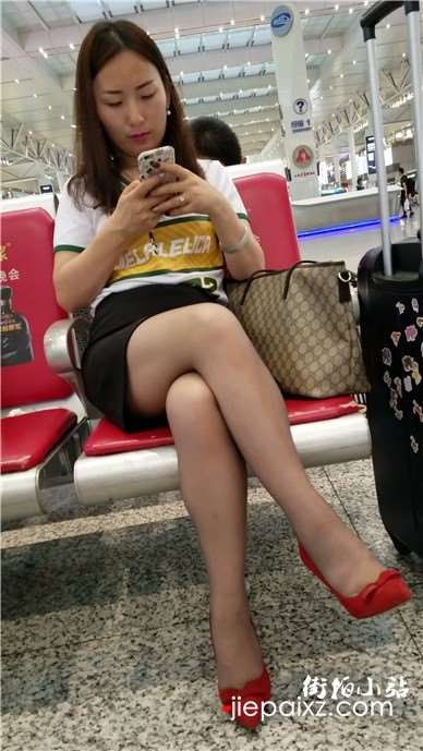 高铁站候车室拍摄极品红高跟美女