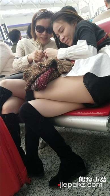 4k-美女不顾形象的在候车室侧躺着