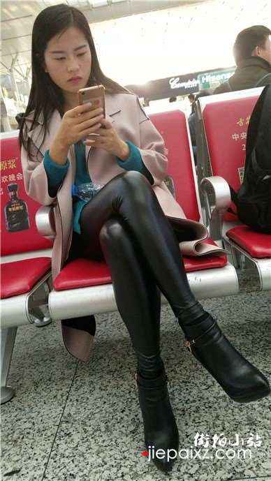 4k-候车室玩手机的皮裤美女