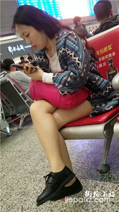 4k-候车室拍摄高颜值极品美腿女神