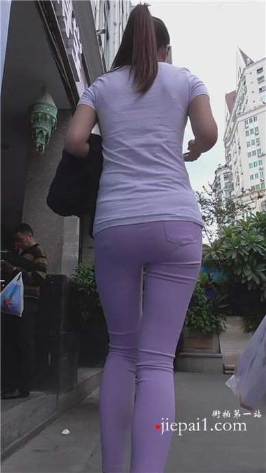 街拍身材娇小的紫色紧身裤马尾辫美女 [489 MB]