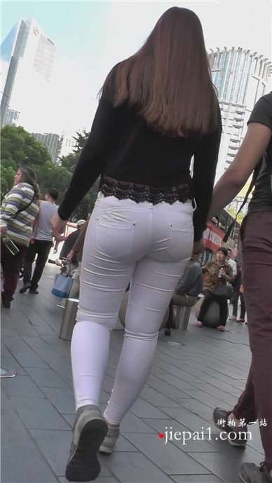 街拍紧身肥臀白裤外国美女，大街上跟帅哥男友亲密[714 MB]
