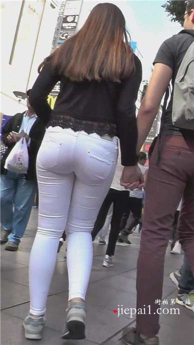 街拍紧身肥臀白裤外国美女，大街上跟帅哥男友亲密[714 MB]