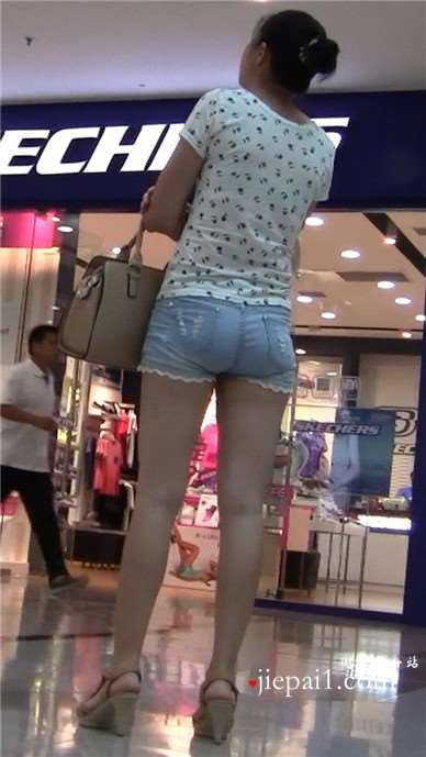 美臀热裤长腿少妇逛超市 [1.83 GB]
