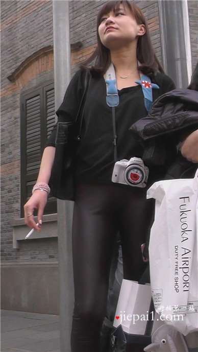 街拍黑色紧身弹力裤美女路边抽烟 [658 MB]