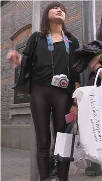 街拍黑色紧身弹力裤美女路边抽烟 [658 MB]