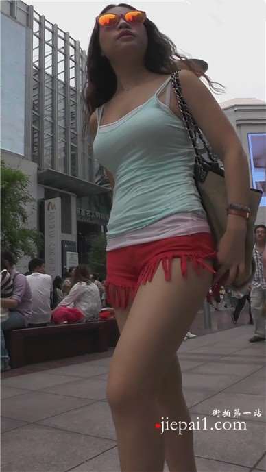 街拍丰满热裤美臀吊带背心美女 [547 MB]