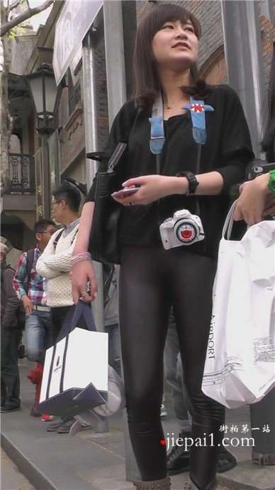 街拍黑色紧身弹力裤美女路边抽烟 [658 MB]