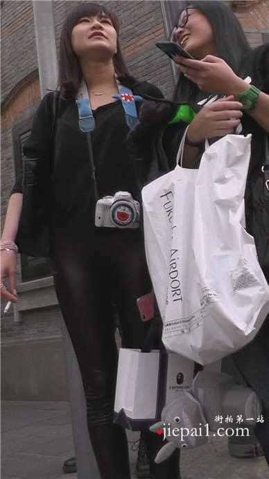 街拍黑色紧身弹力裤美女路边抽烟 [658 MB]