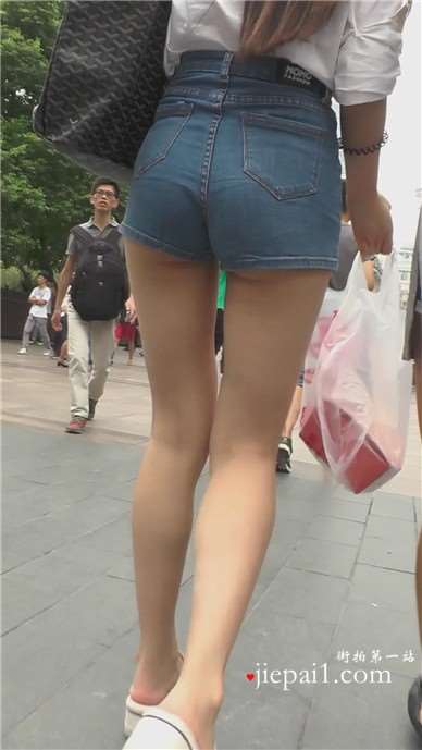 街拍牛仔热裤长发美腿妹纸 [544 MB]