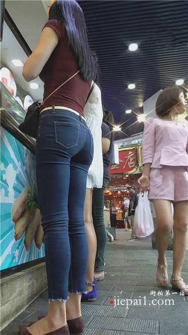街拍两位极品紧身牛仔裤美女姐姐 [2.38 GB]