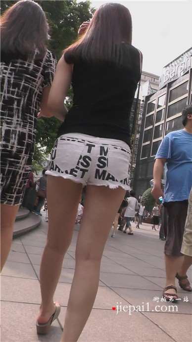 街拍可爱婴儿肥脸蛋的热裤美腿女孩 [1.26 GB]