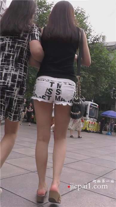 街拍可爱婴儿肥脸蛋的热裤美腿女孩 [1.26 GB]
