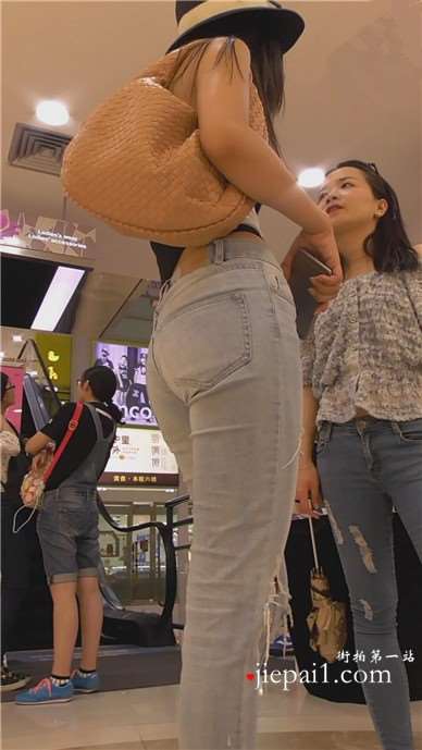 街拍蓝色牛仔裤美臀长腿小姐姐 [1.34 GB]