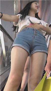 街拍被男友搂着幸福甜蜜的牛仔热裤美眉 [2.42 GB]