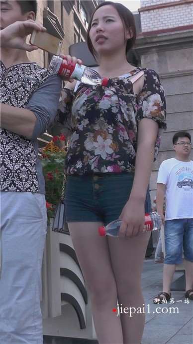 街拍肉丝袜美腿翘臀牛仔热裤美女 [2.00 GB]