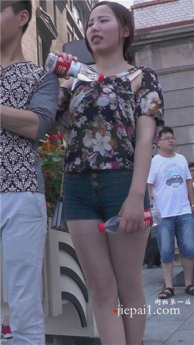 街拍肉丝袜美腿翘臀牛仔热裤美女 [2.00 GB]