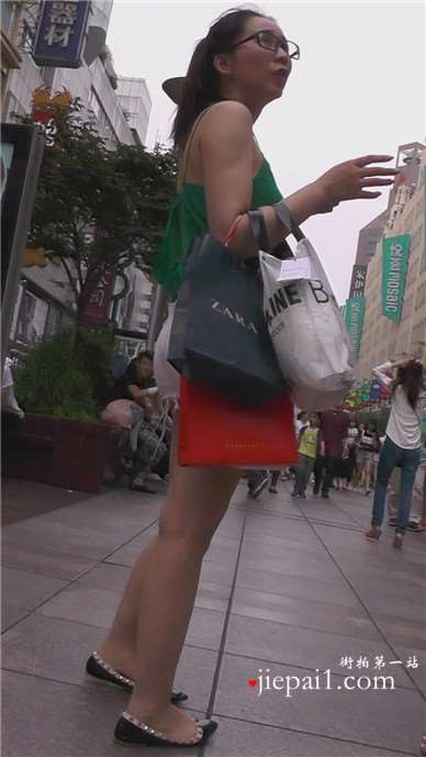 街拍遇见泰迪就激动的性感热裤美女 [3.14 GB]