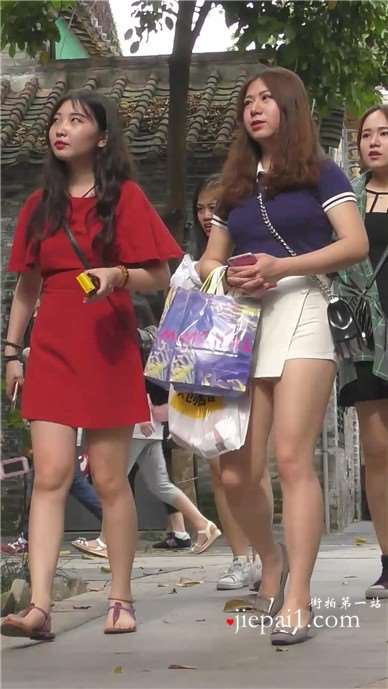 街拍白短热裤美腿性感小姐姐 [491 MB]
