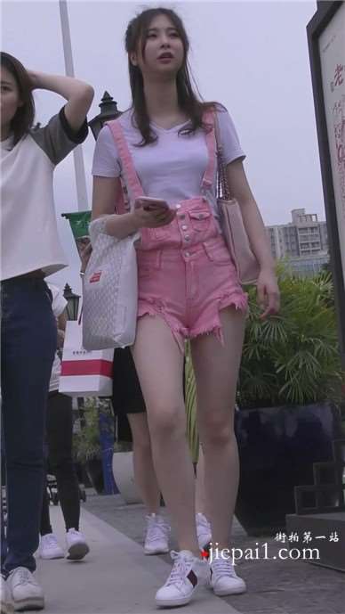 街拍超级粉嫩热裤小清新颜值小姐姐 [859 MB]