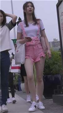 街拍超级粉嫩热裤小清新颜值小姐姐 [859 MB]