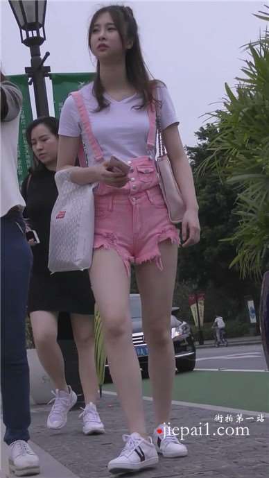 街拍超级粉嫩热裤小清新颜值小姐姐 [859 MB]