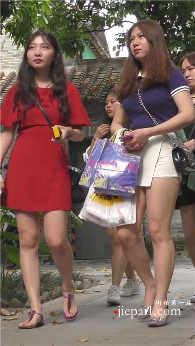 街拍白短热裤美腿性感小姐姐 [491 MB]